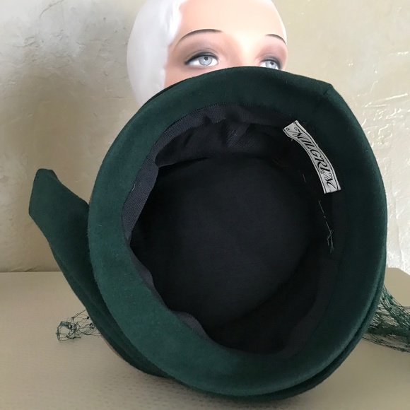 DISTINGUISHED 1940s TAUPE & GREEN FELT TURBAN WITH LONG GREEN VEILING - Picture 11 of 14